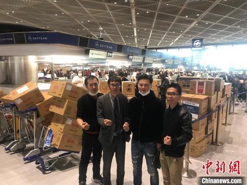 中国侨网日本福建经济文化交流会捐赠的防疫物资2日抵东京成田机场，准备启运往福州。　供图