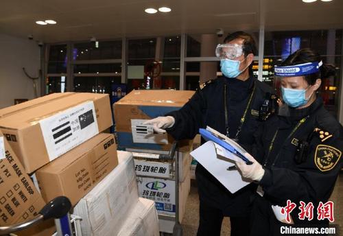 中国侨网图为桂林海关快速验放保障疫情防控物资“零延时”通关。　图片由志愿者提供　