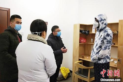 中国侨网景德镇陶瓷大学老师在留学生宿舍了解同学们的身体、生活等情况。（资料图）　计颖　摄