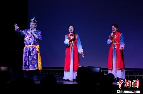 中国侨网当地时间2月8日，由旧金山湾区的中国留学生自导、自演的“锦绣中华”鼠年春节联欢晚会在旧金山州立大学举办。　刘关关　摄