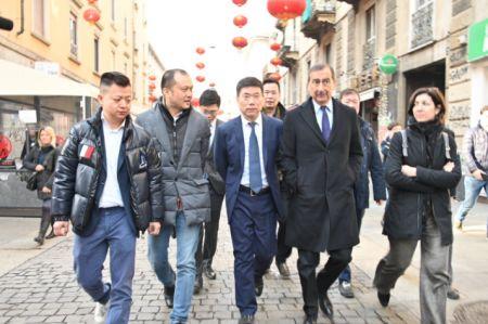 中国侨网宋雪峰总领事和萨拉市长等人在一起（图片来源：欧洲华人街）