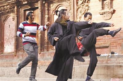 中国侨网吴一琴子在尼泊尔教当地人学中国武术。　广州日报全媒体记者 肖欢欢 摄