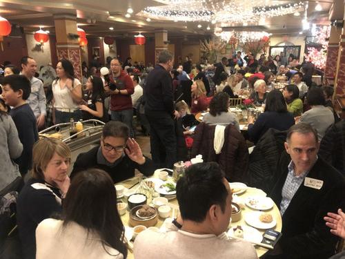 中国侨网支持华埠生意的早餐会，吸引吸引数百民众参与。(图片来源：美国《世界日报》/刘晨懿之摄)