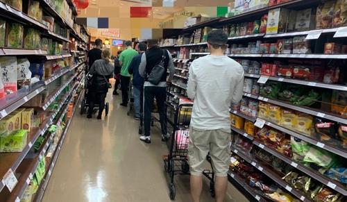 中国侨网超市大排长龙结帐。(美国《世界日报》/张宏 摄)