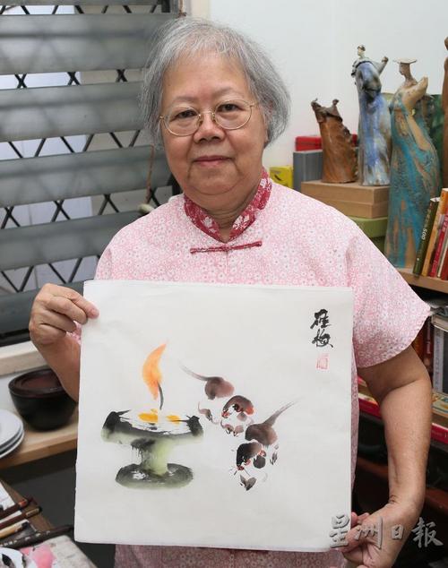 中国侨网虽然还在接受治疗,但周雁梅却不放弃,坚持拿起笔来画画。(马来西亚《星洲日报》/郑霹 摄)
