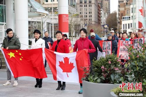 中国侨网纪念活动参与者齐聚温哥华港，共同表达心声。　旷新伟　摄