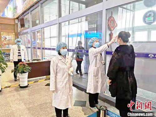 中国侨网延吉朝阳川国际机场工作人员对旅客进行测温。 （资料图）延吉朝阳川国际机场供图