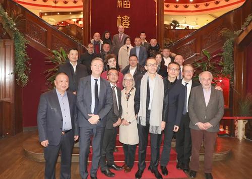 中国侨网法国巴黎11区区长沃格兰竞选团队部分成员与华人代表在活动现场。（《欧洲时报》/孔帆 摄）