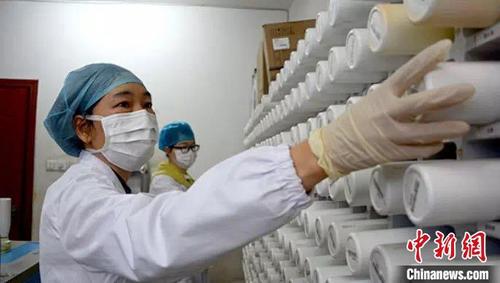 中国侨网医生们在配置防疫中药。文成宣传部供图