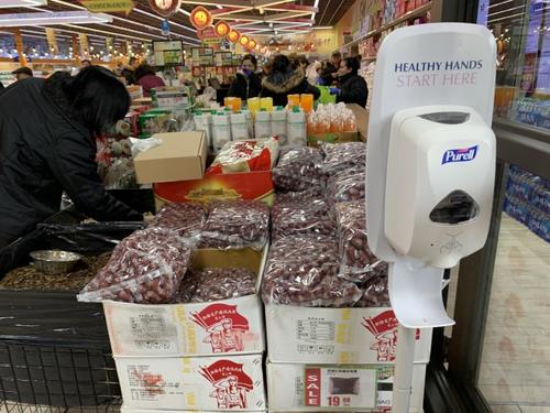 中国侨网新冠肺炎疫情爆发后，许多华人餐饮业者在进门处提供洗手液。(美国《世界日报》/罗晓媛 摄)