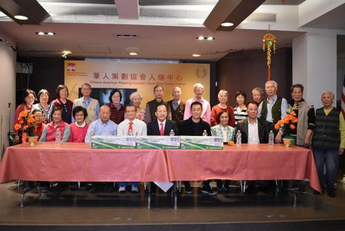 中国侨网美东华人社团联合总会捐1万个口罩给纽约人瑞中心。(美国《世界日报》/颜嘉莹 摄)