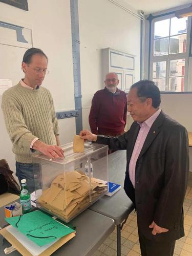 中国侨网华商郭义在77省克雷西畔拉沙佩勒市(Crécy-la-Chapelle)投票。(《欧洲时报》/孔帆摄)