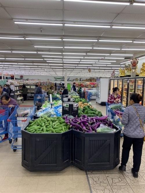 中国侨网美国圣盖博市夏威夷超市正常营业当中。该超市负责人表示，他们将近140名员工全部正常上班。 (美国《世界日报》/杨青 摄)
