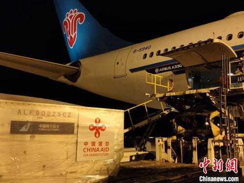 中国侨网中国向东盟国家派遣首支抗疫医疗队。图为一批医疗物资在上海浦东机场装上包机。南方航空供图