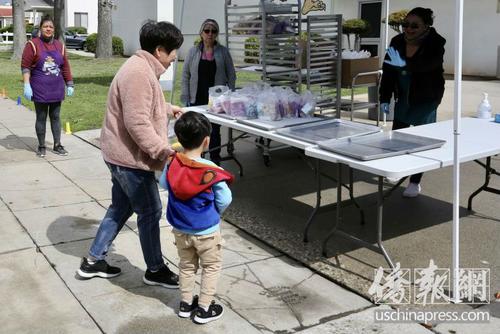 洛杉矶联合学区在路边为学生提供免费应急午餐