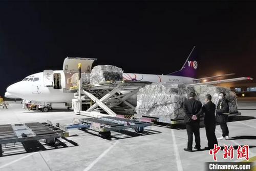 中国侨网“晋江—马尼拉”国际货运包机满载防疫物资，驰援菲律宾。陆地港集团供图