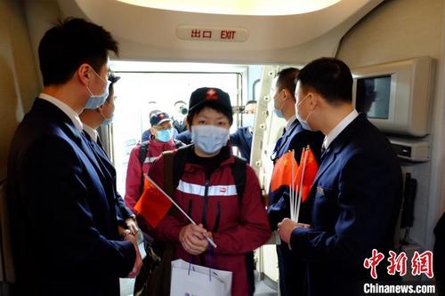 中国侨网此次专家组由国家卫生健康委员会组建，共14人。东航供图