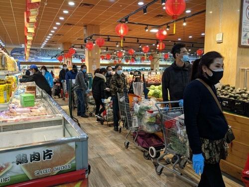 中国侨网多间华人超市将于近日暂停营业，不少民众排队购物。（美国《世界日报》/颜嘉莹 摄）