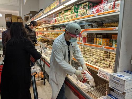 中国侨网超市货源不足，已导致部分商品价格已上涨。（美国《世界日报》／赖蕙榆 摄）