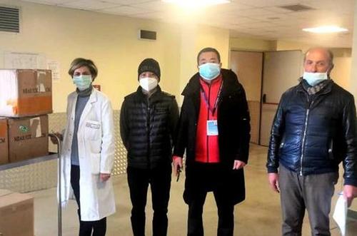 中国侨网意大利侨领翁武平向医院捐赠医疗物品。（欧联网 侨团供图）