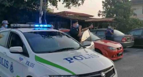 牺牲休息时间 马来西亚华裔警官宣传行动管制令