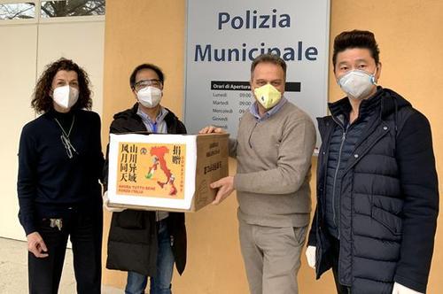 中国侨网意大利亚得里亚华商会向警方捐赠口罩。（欧联网 侨团供图）
