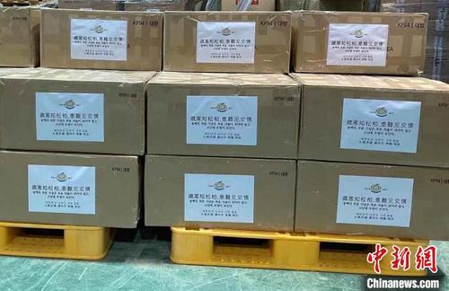 中国侨网南昌市友城韩国罗州市购置10000只KF94口罩捐赠给南昌，并在装运口罩的纸箱上写道“岁寒知松柏，患难见交情。”（南昌市外办供图）