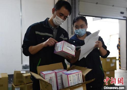 中国侨网图为工作人员正在清点物资。　周毅　摄