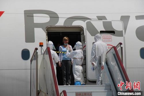 中国侨网合肥边检民警对机组人员进行人证对照。　岳冶　摄