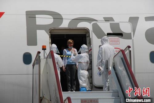 中国侨网合肥边检民警对机组人员进行人证对照。 岳冶 摄