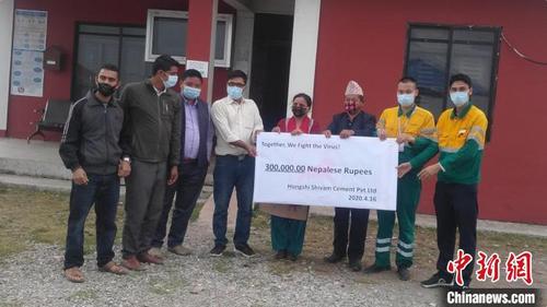 中国侨网对尼斯迪镇的捐赠现场。尼泊尔红狮希望水泥有限公司 供图