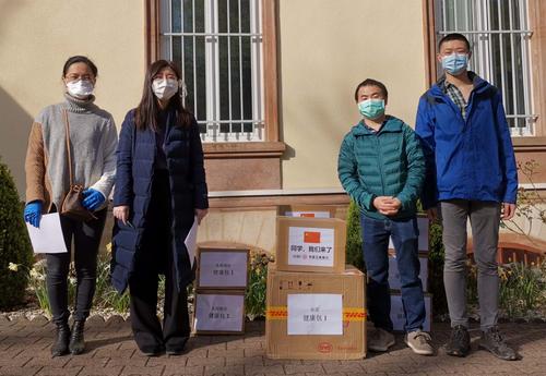 中国驻卢森堡大使馆向在卢留学生发放“健康包”