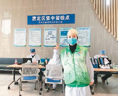 中国侨网身穿防护服的曹元元在志愿服务中（图片来源：《人民日报海外版》）