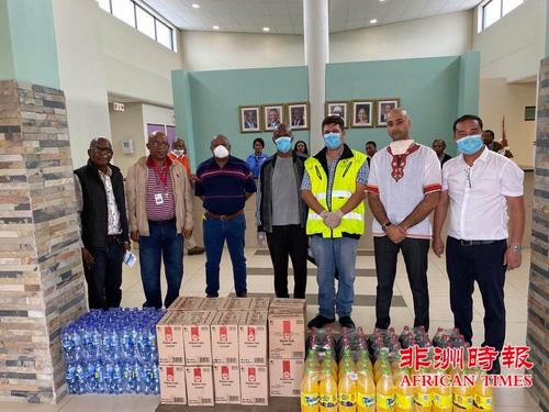 非洲时报：南非玛菲肯市华人警民合作中心向当地捐赠物资