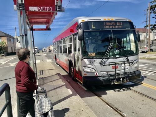 中国侨网卢女士提着购物小车，在Sunset Blvd & Taraval St.车站换成L线BUS前往safeway超市购买生活必需品。（美国《世界日报》/黄少华 摄）