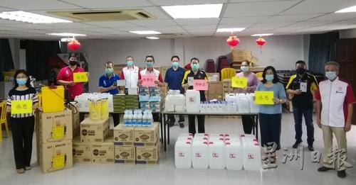 中国侨网马来西亚丹华堂和丹中总移交防疫用品给丹州华校开学时备用。（马来西亚《星洲日报》）