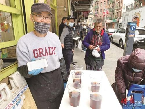 中国侨网陈庆文(最左)为领取餐食的民众派送夏枯草茶，莫志联(中)和志愿者一起派送餐食。（美国《侨报》）