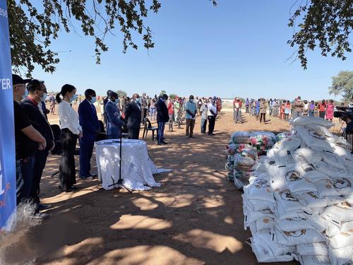 驻纳米比亚使馆和侨团为卡万戈东省贫困民众捐赠粮食