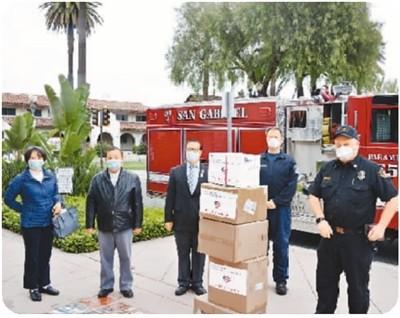 中国侨网洛杉矶华人企业家向美国圣盖博市消防局捐赠口罩、医用头罩、护目镜等防疫医用品。（《人民日报海外版》/作者供图）