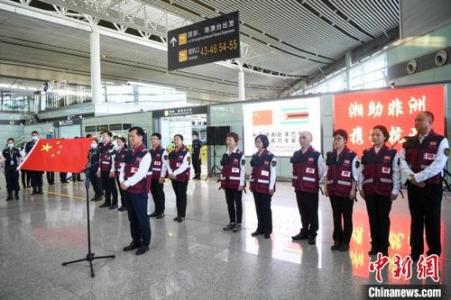 中国侨网12名医疗专家在黄花机场航站楼内参加出征仪式。　杨华峰　摄