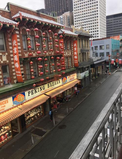 中国侨网旧金山华埠都板街是一条单行车道，街上大量零售商店。（美国《世界日报》/李晗 摄）