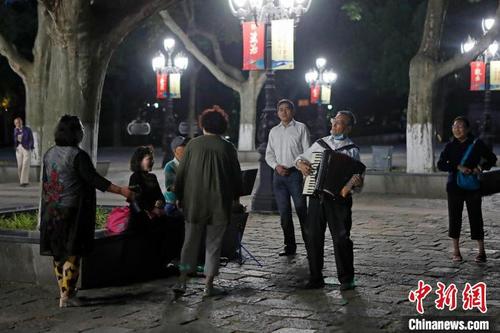 中国侨网民众在鲁迅公园内唱歌。　殷立勤　摄
