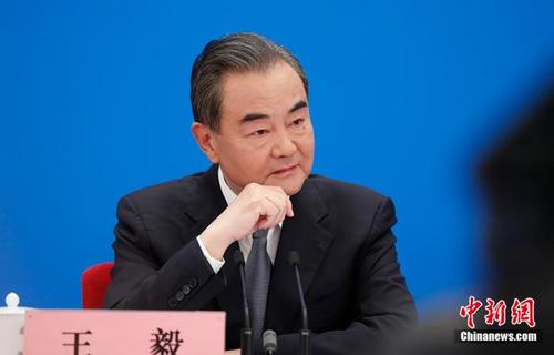 中国侨网5月24日,十三届全国人大三次会议在北京人民大会堂新闻发布厅举行记者会,邀请中国国务委员兼外交部长王毅就中国外交政策和对外关系回答中外记者提问。为有效防控疫情,共同维护公共卫生与健康,记者会采用网络视频形式进行。中新社记者 杜洋 摄