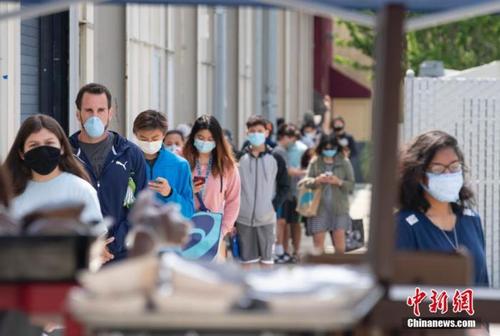 中国侨网资料图：当地时间5月22日，市民在美国旧金山湾区圣马特奥县米尔斯高中的免费食物发放点领取食物。 中新社记者 刘关关 摄