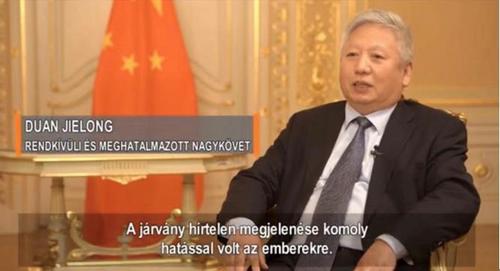 中国侨网中国驻匈牙利大使段洁龙在电视片中接受采访。(来源：匈牙利欧洲华通社)
