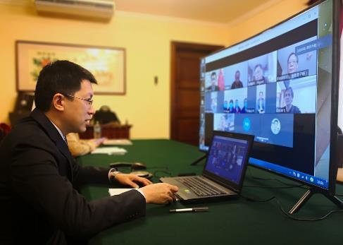 中国抗疫专家同秘鲁侨团及华媒代表举行视频交流会