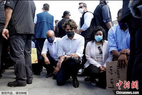 中国侨网6月5日，加拿大总理特鲁多意外地现身抗议活动，加入现场数以千计的群众一起单膝跪地。