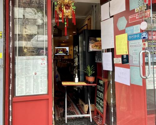 中国侨网法拉盛的一餐厅在门口放置洗手液。(图片来源：美国《世界日报》/朱蕾 摄)