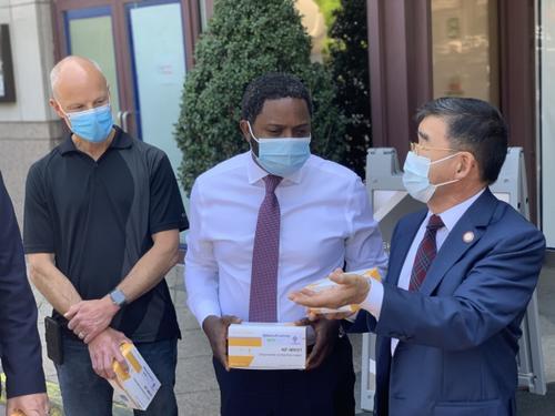 中国侨网顾雅明(右)指出,亚裔也是少数族裔,呼吁市府及时关注。(美国《世界日报》/赖蕙榆 摄)