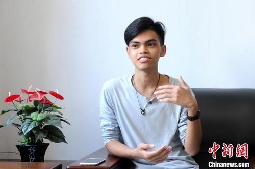 中国侨网菲律宾青年夏贝尔回忆在中国的留学之旅。　张金川　摄
